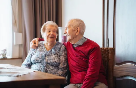 Twee lachende oudere patiënten naast elkaar