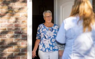 ConnectGroep zorgverlener begroet een patiënt