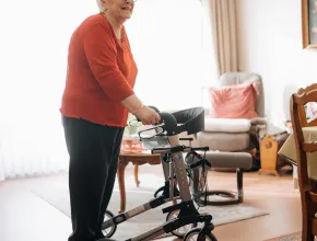 Lachende vrouw met rollator