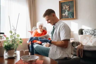 ConnectGroep zorgverlener met lotion bij een patiënt