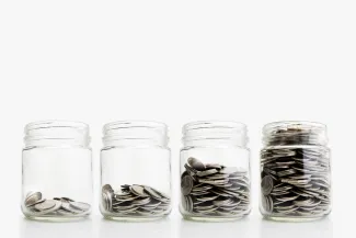 4 potten met in elke pot iets meer geld