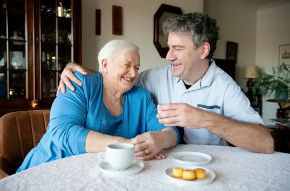 ConnectGroep zorgverlener met koffie bij een patiënt