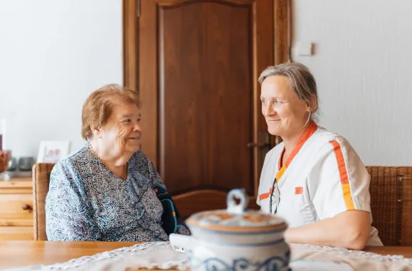 Zorgverlener in gesprek met een patiënt