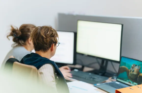 Zorgverleners doen hun administratie op de computer